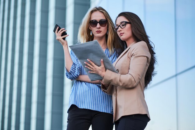 Free photo two successful businesswomen have discussion about their new startup.