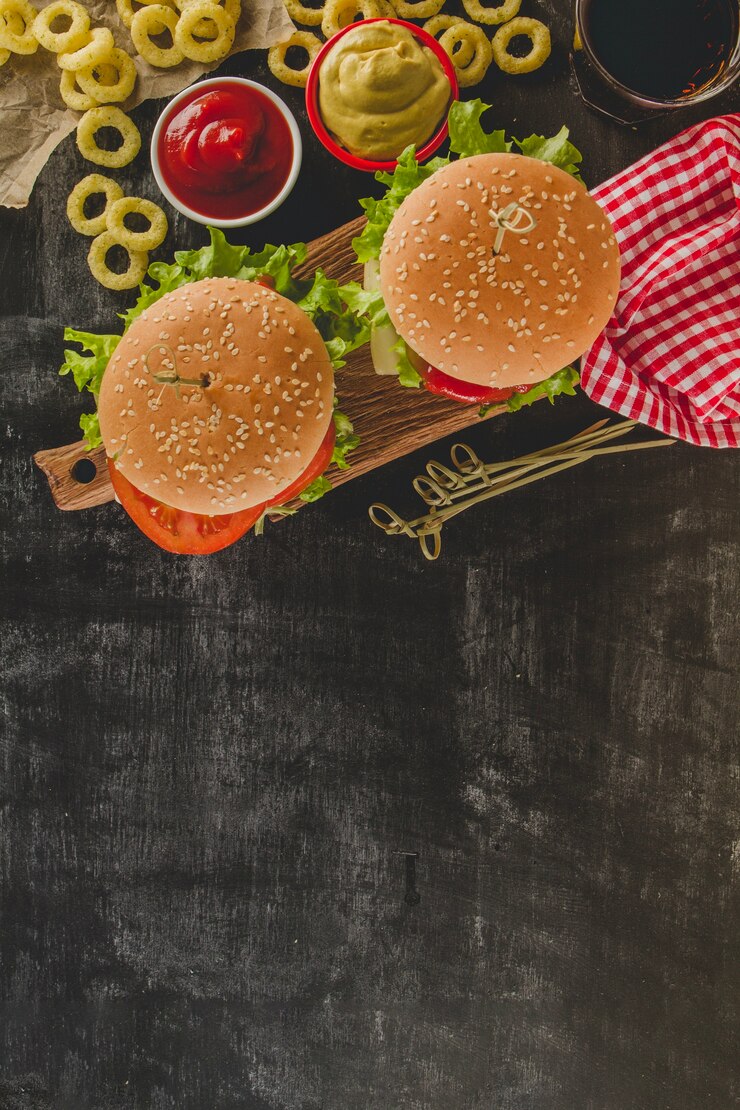 無料Photo 2つのおいしいハンバーガー、ドリンクとタマネギのリング