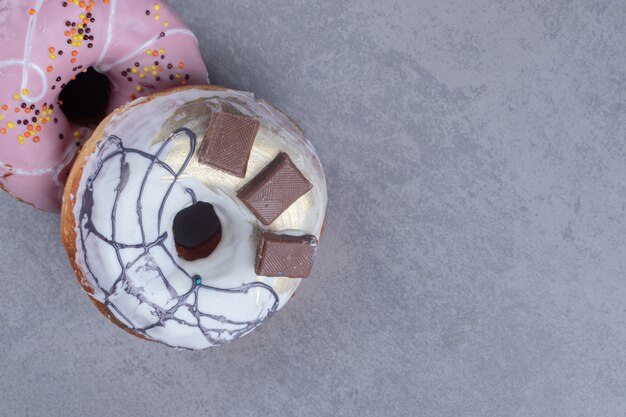 대리석 표면에 함께 묶인 두 개의 맛있는 도넛