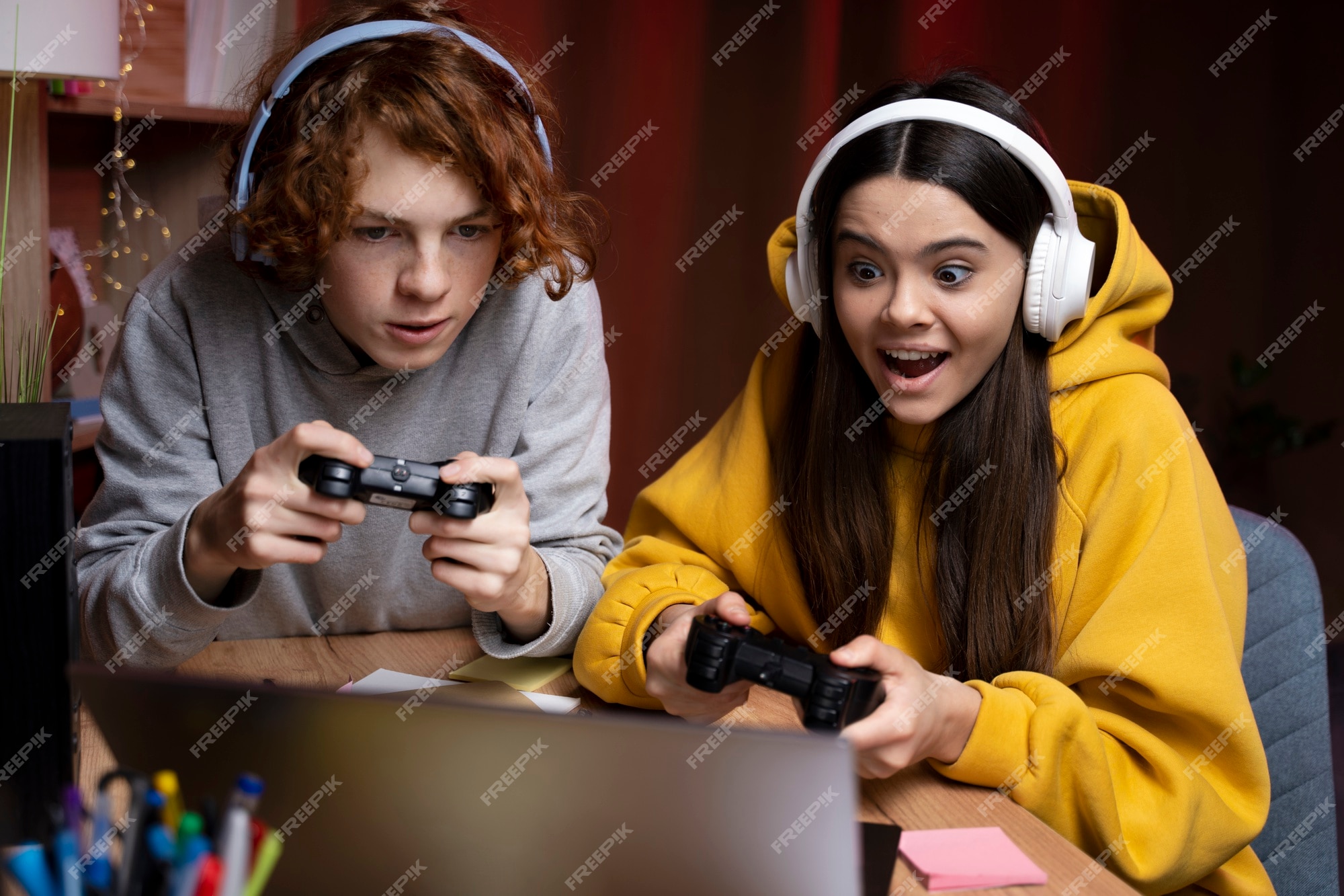 Free Photo  Girlfriend and boyfriend playing video games together at home