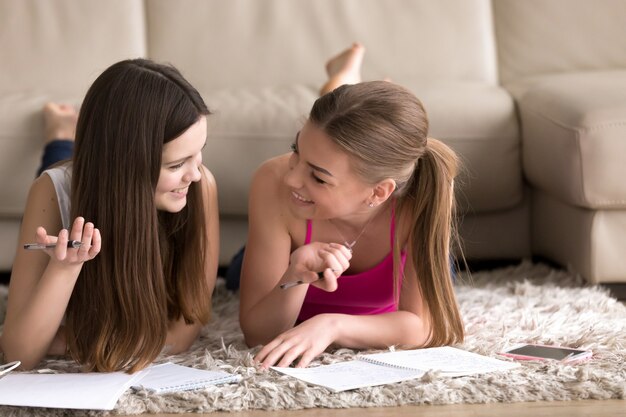 家で勉強している2人の10代の少女