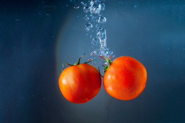 Два помидора, погруженных в воду