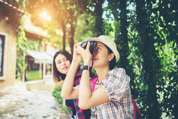 都市を歩いて枝に座っている間、楽しい時間を持つ女性の2人。