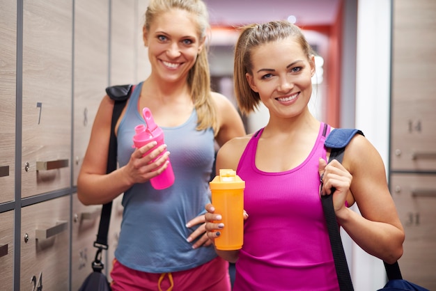 Free photo two women in dressing room at gym