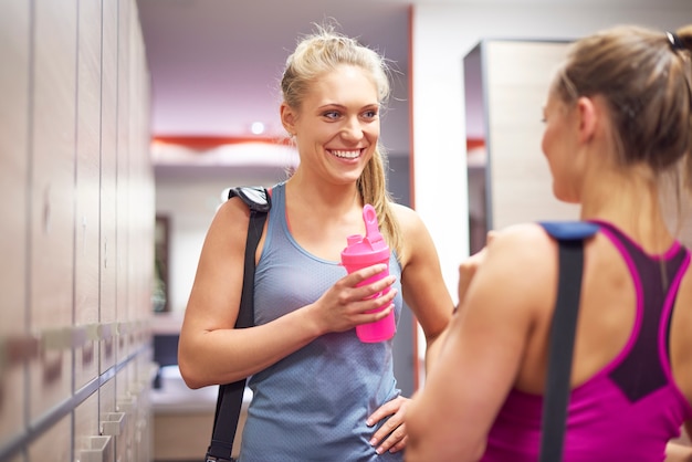 Free photo two women in dressing room at gym