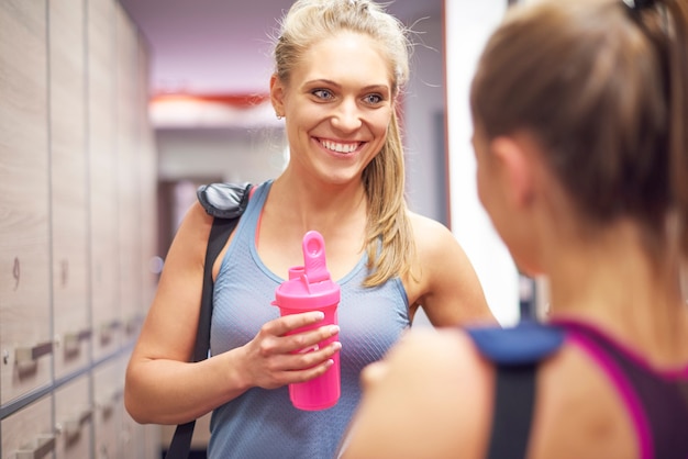 Free photo two women in dressing room at gym