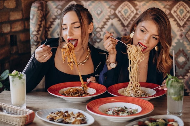 이탈리아 레스토랑에서 파스타를 먹는 두 여자