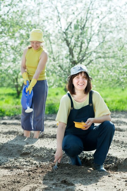 2人の女性が種を蒔く