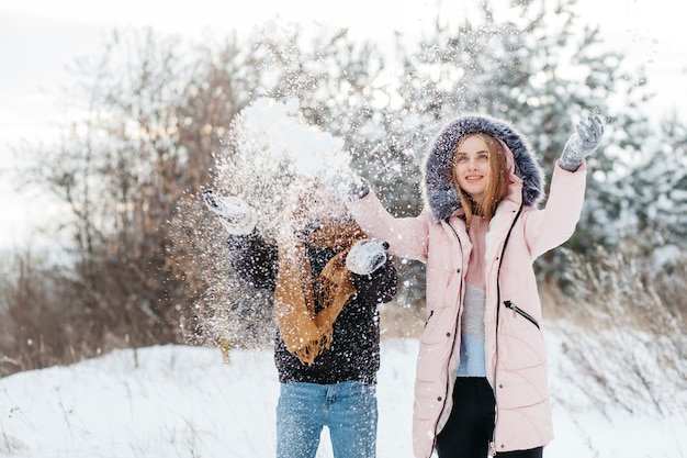 Foto gratuita due donne che lanciano neve in aria