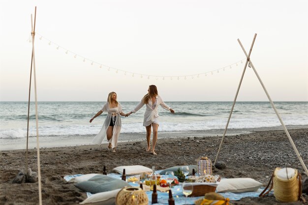 Две женщины вместе на пляжной вечеринке
