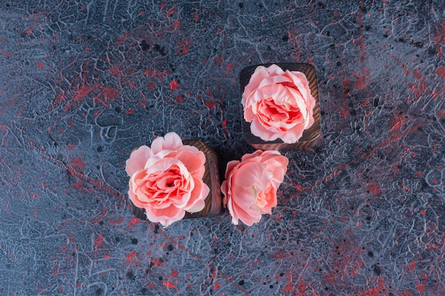 회색에 분홍색 꽃이 있는 두 개의 나무 조각