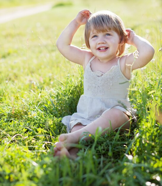 夏の2歳の女の子