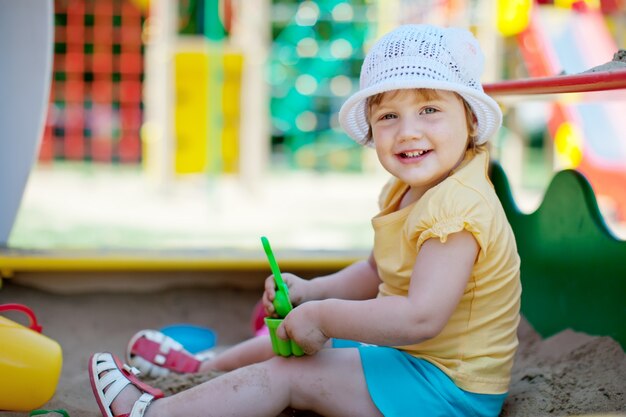 サンドボックス内の2歳の子供