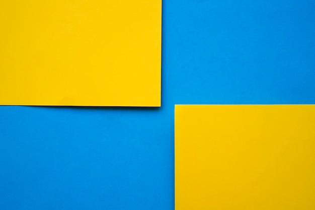 Две желтые картонные бумаги на синем фоне