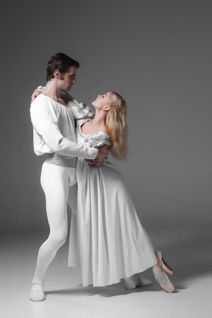 Два молодых артистов балета практикующих. привлекательные танцоры в белом