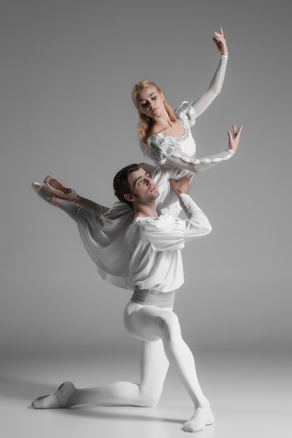 2人の若いバレエダンサーの練習。白の魅力的なダンスパフォーマー