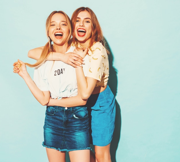 무료 사진 유행 여름 청바지에 두 젊은 아름 다운 웃는 금발 hipster 여자 치마 옷.