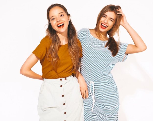 Due giovani belle ragazze sorridenti in abbigliamento casual estivo alla moda. donne sexy spensierate. modelli positivi