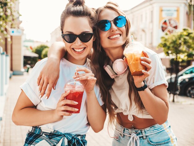 트렌디한 여름 옷을 입은 두 젊은 아름다운 웃는 힙스터 여성