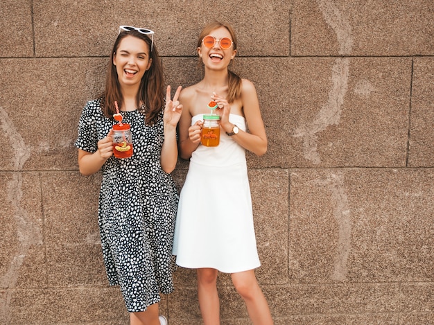 Foto gratuita due giovani belle ragazze sorridenti hipster in abiti estivi alla moda.