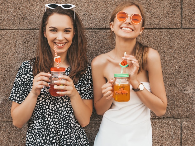 Foto gratuita due giovani belle ragazze sorridenti hipster in abiti estivi alla moda.