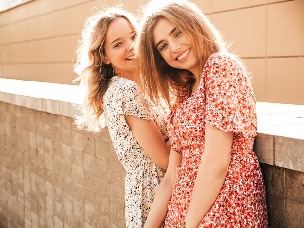 유행 여름 sundress에 두 젊은 아름 다운 웃는 hipster 여자. 거리 배경에 포즈 섹시 평온한 여자. 재미 있고 미쳐가는 긍정적 인 모델