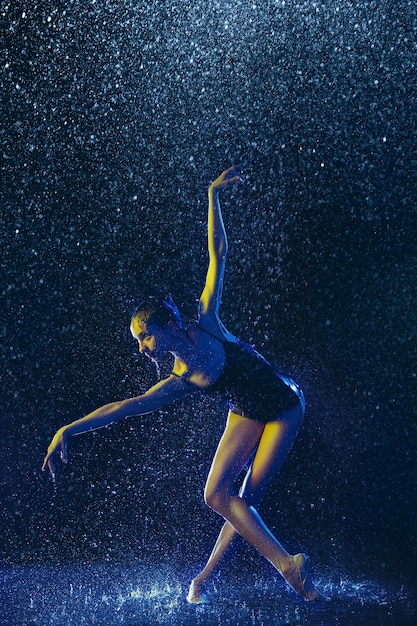 무료 사진 물 방울 아래 두 젊은 여성 발레 댄서