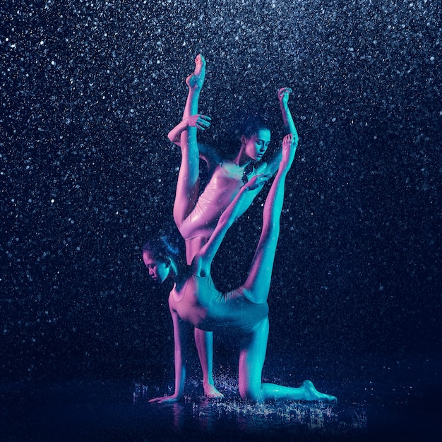 水滴の下で2人の若い女性のバレエダンサー