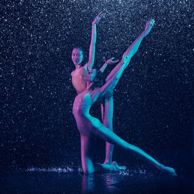 水滴の下で2人の若い女性のバレエダンサー