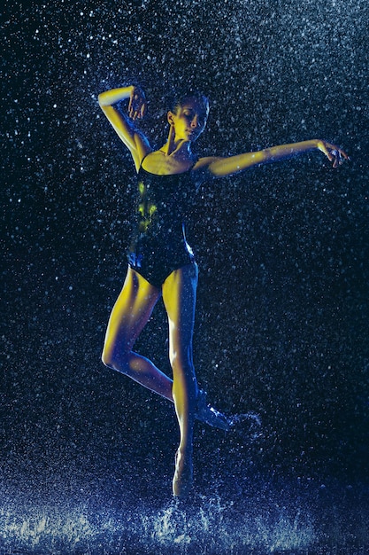 Две молодые танцовщицы балета под каплями воды