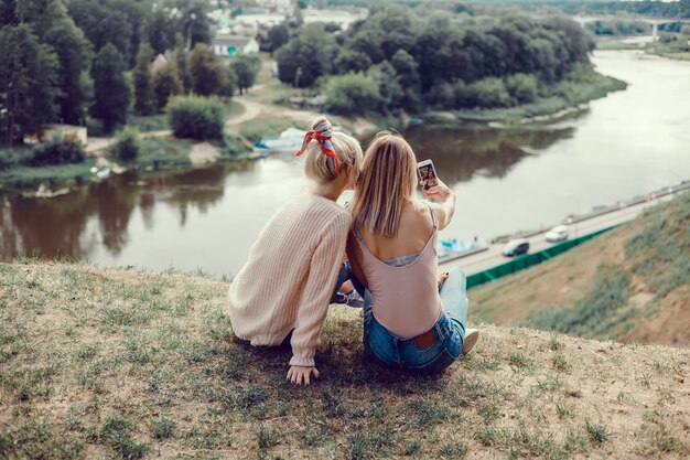 Две молодые сестры-девочки, изображающие на улице, делают себя