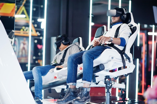 가상 현실 시뮬레이터에서 VR 헤드셋의 새로운 기술로 재미 두 젊은 인도 사람들