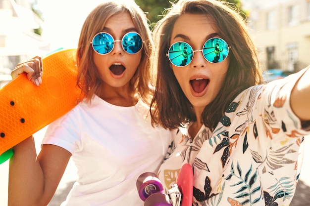 셀카 사진을 찍고 여름 화창한 날에 두 젊은 모델