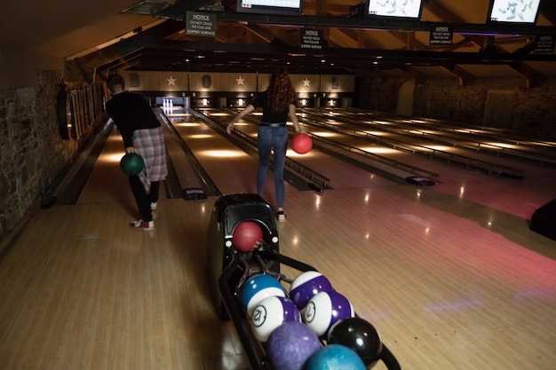 Foto gratuita due giovani bowling