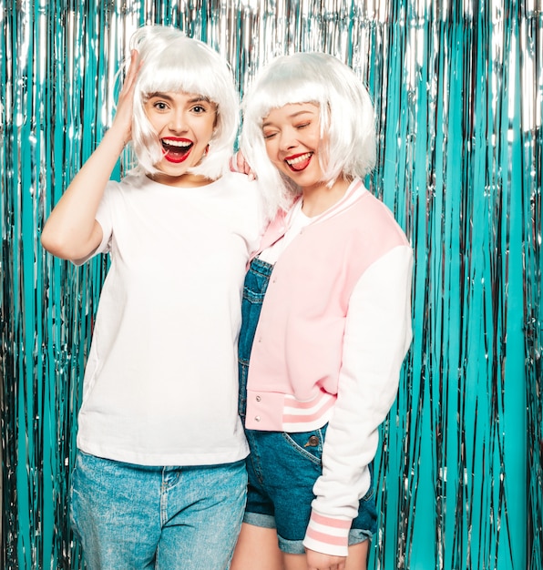 Free photo two young sexy smiling hipster girls in white wigs and red lips.beautiful trendy women in summer clothes summer