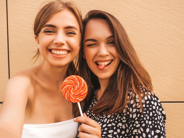 여름 옷에 두 젊은 미소 hipster 여자.
