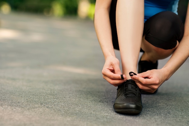 Tying sports shoe