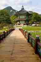 Бесплатное фото Типичная азиатская пагода в живописной обстановке