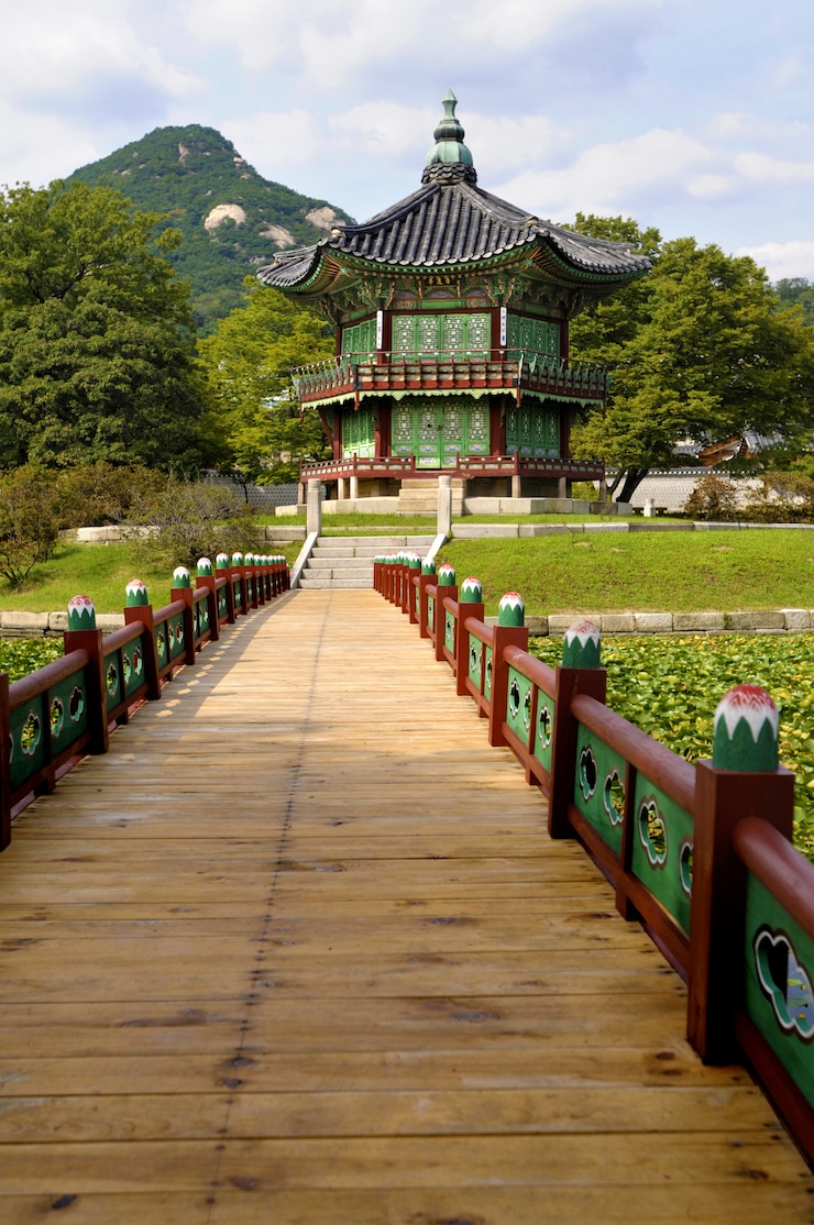 아름다운 환경에서 전형적인 아시아 탑