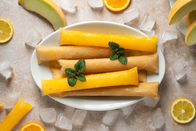 Foto gratuita tipici freezies brasiliani con frutta ancora in vita