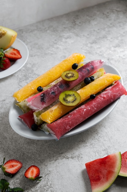 Foto gratuita tipici freezies brasiliani con frutta ancora in vita