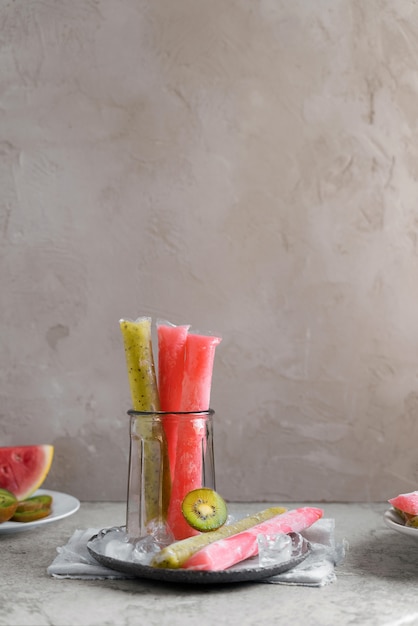 Foto gratuita tipici freezies brasiliani con frutta ancora in vita