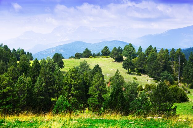 ピレネー山脈の典型的な山の風景