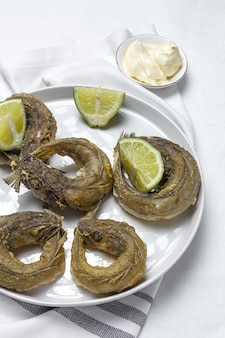 Типичная испанская жарка из жареной рыбы с лимоном