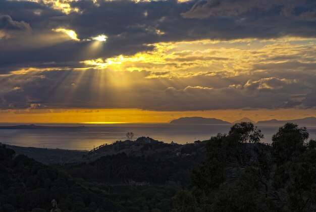 イタリア、シチリア島ペロリターニ山脈からのティレニア海の夕日