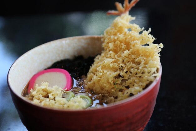 튀긴 새우 튀김을 곁들인 우동, 일본 음식