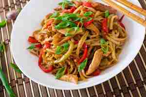 Foto gratuita tagliatelle udon con pollo e peperoni. cucina giapponese