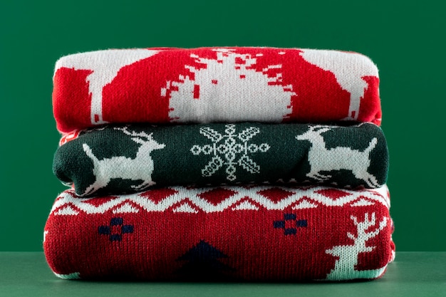 녹색 배경의 못생긴 크리스마스 스웨터