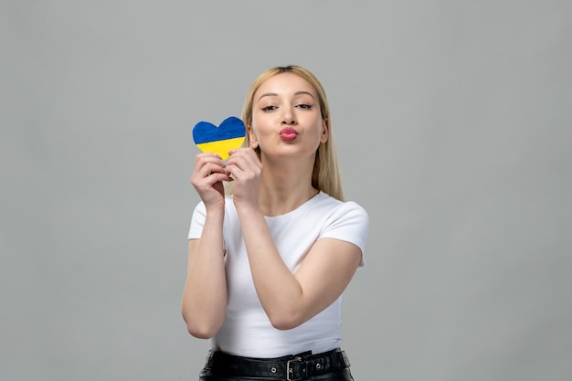 キスを送信するウクライナの心を保持しているウクライナロシア紛争金髪かわいい女の子