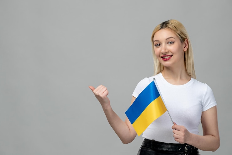 Бесплатный Фотография украина российский конфликт блондинка милая девушка с красной помадой и украинским флагом показывает хороший знак